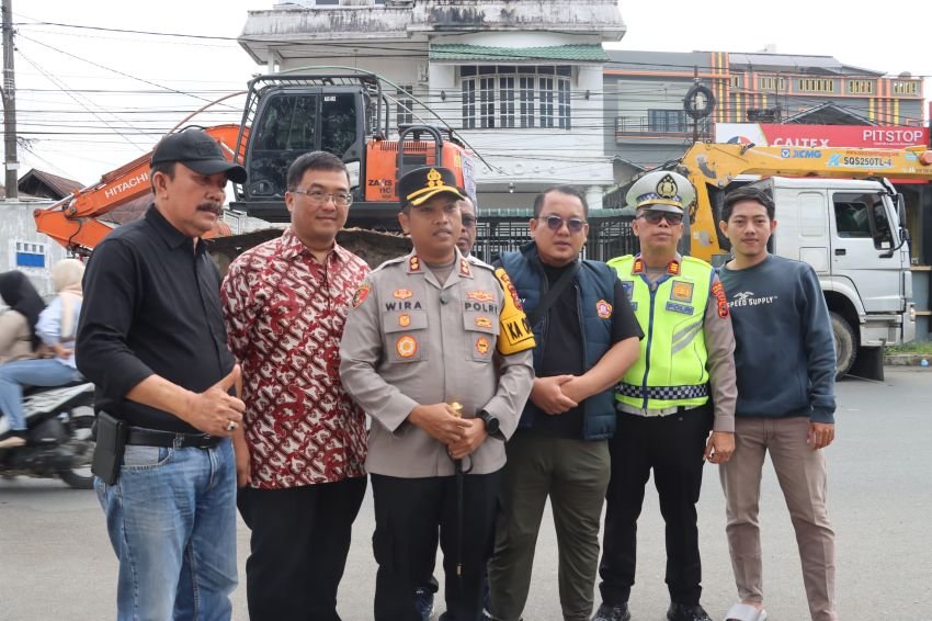 Peduli Bencana, AKBP Wira Prayatna Lepas Bantuan Excavator ke Batangtoru Tapsel