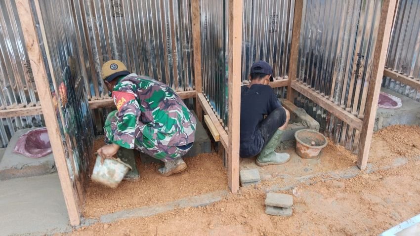 Satgas Gulbencal Kodam I/BB Rampungkan 4 Kamar MCK di Pengungsian Hutanabolon Simpang Sipange