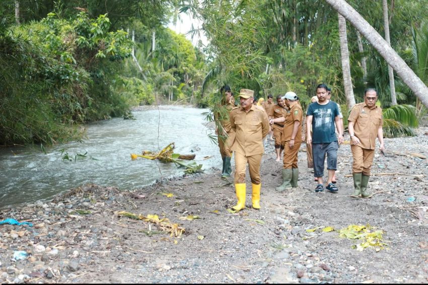 Pemkab Madina Turunkan Excavator, Saipullah Nasution Tinjau Lokasi "Percepat Normalisasi Sungai Demi Sawah Petani Panyabungan Barat"