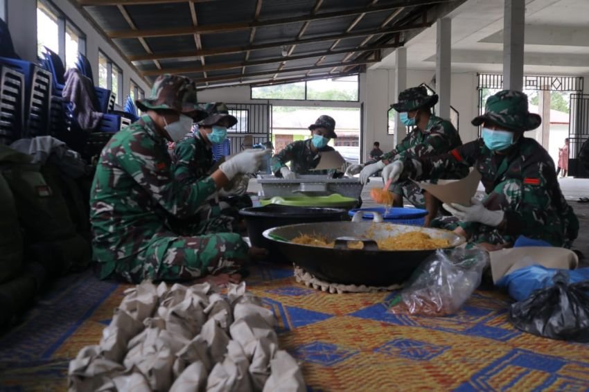 Dapur Lapangan Yonif 122/TS Untuk Warga Terisolir Bencana Alam di Sitahuis