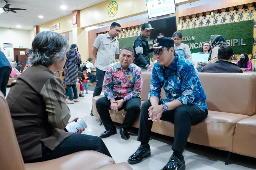 Tinjau Disdukcapil, Rico Waas Instruksikan Layanan Jemput Bola untuk Korban Banjir