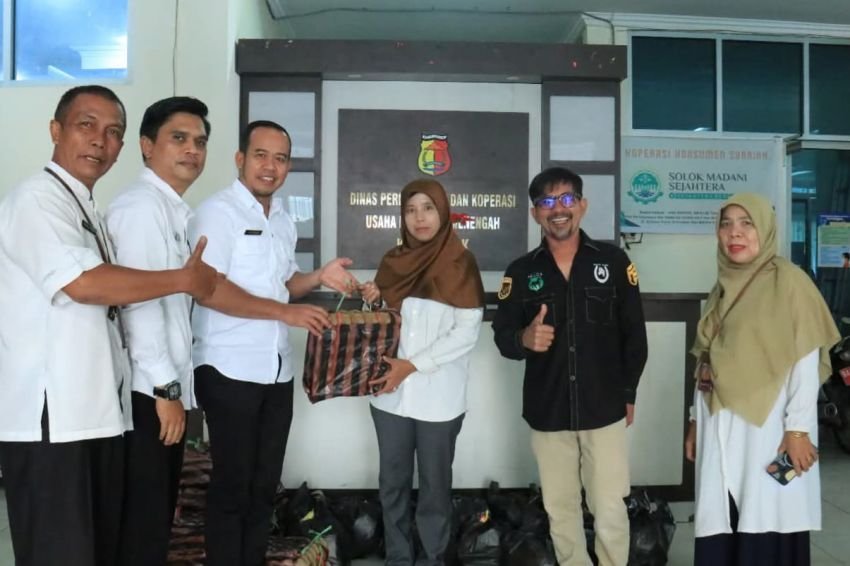 19 Pegawai DPKUKM Kota Solok Terdampak Banjir Diberikan Bantuan Sembako