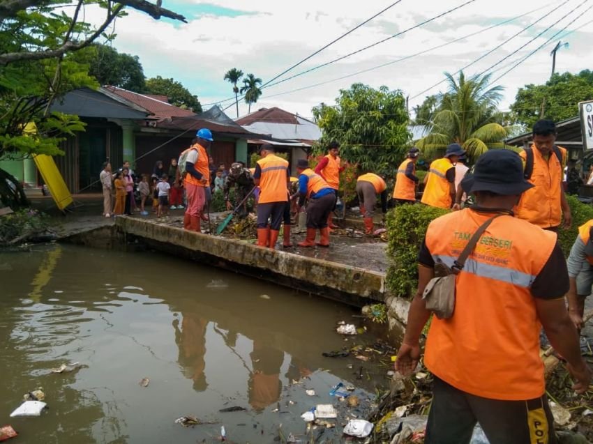 Bupati & Ketua TP PKK Tinjau Lokasi Banjir di Desa Sugiharjo