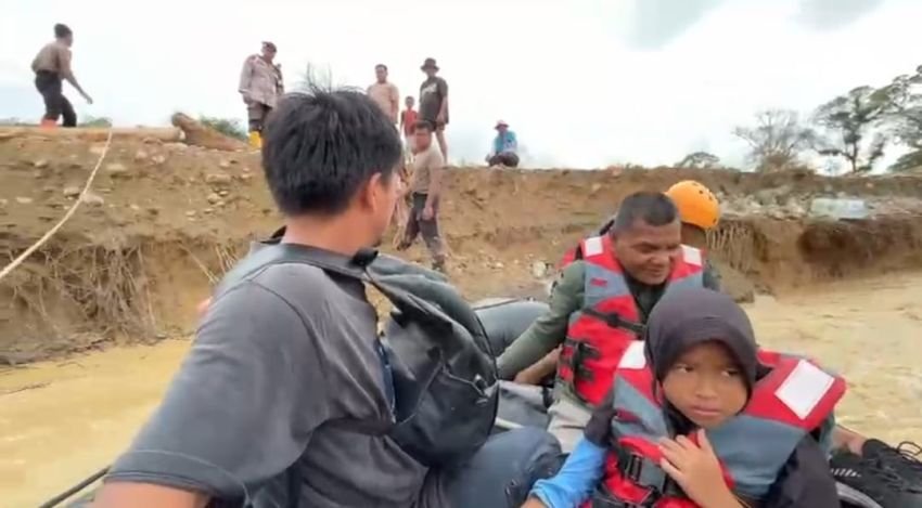 Perahu Karet Darurat Jadi Penyelamat, Polda Sumut Evakuasi Warga Sakit & Urgent Terdampak Bencana di Garoga