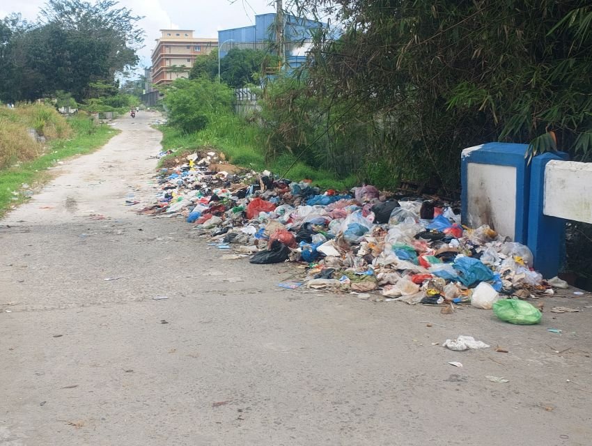 Adipura di Ujung Tanduk: Sampah Menumpuk dan Berhamburan di Depan Polresta dan FK Medistra Saat Deli Serdang Incar Adipura