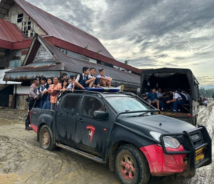 Kepedulian Nyata Pascabencana, Brimob Polda Sumut Antar-Jemput Anak-Anak Sekolah di Garoga