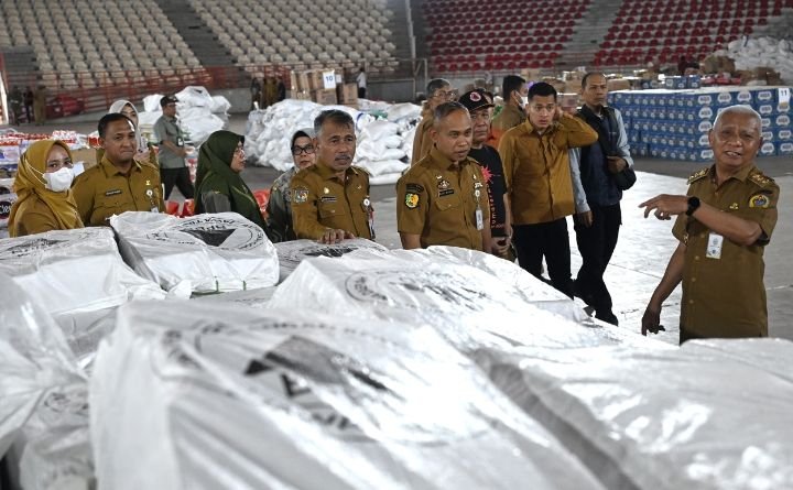 Wagub Surya Pantau Gudang Logistik Bantuan Korban Bencana Sumut