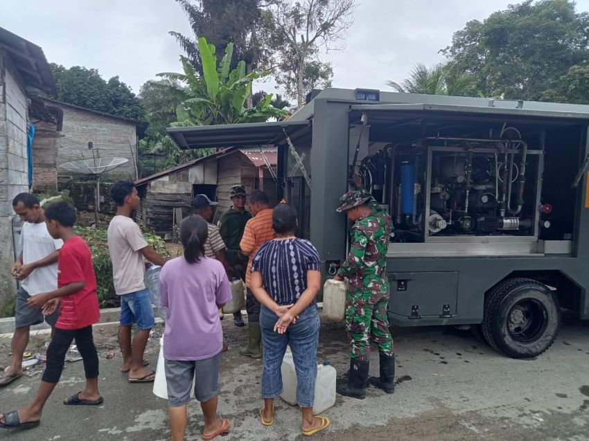 Satgas Yonzipur I/DD Gunakan Mobil RO Bantu Warga Terdampak Banjir dan Longsor di Taput