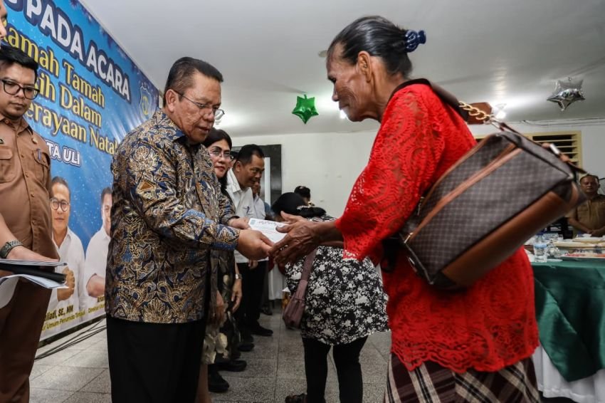 Wali Kota menyerahkan tali asih kepada jemaat Gereja