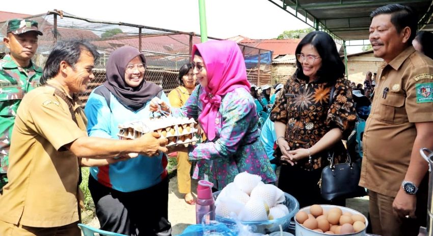 Ny. Darmawati Anton Achmad Saragih Beri Semangat Kepada Lansia, Ibu Hamil, dan Balita di Acara Kampung Keluarga Berkualitas