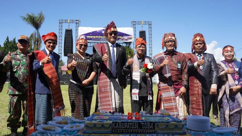Peringati HGN, Bupati Toba Targetkan Peningkatan Jumlah Siswa Masuk SMA Unggul