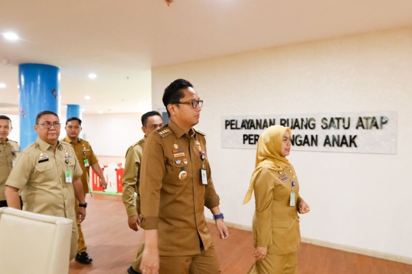 Rico Waas Kunjungi Mal Pelayanan Publik, Pastikan Pelayanan Berjalan Optimal Pasca Banjir