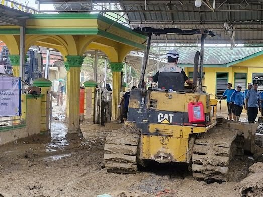 PLN UIP SBU Kirim Relawan Bersih-Bersih Masjid Pascabencana di Aceh Tamiang