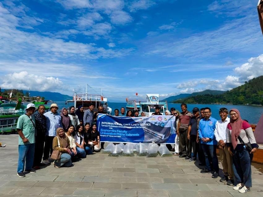 PKM Internasional Fakultas Ekonomi UNPRI Restocking 5.000 Benih Ikan Nila di Danau Toba Dukung SDGs dan Ketahanan Pangan