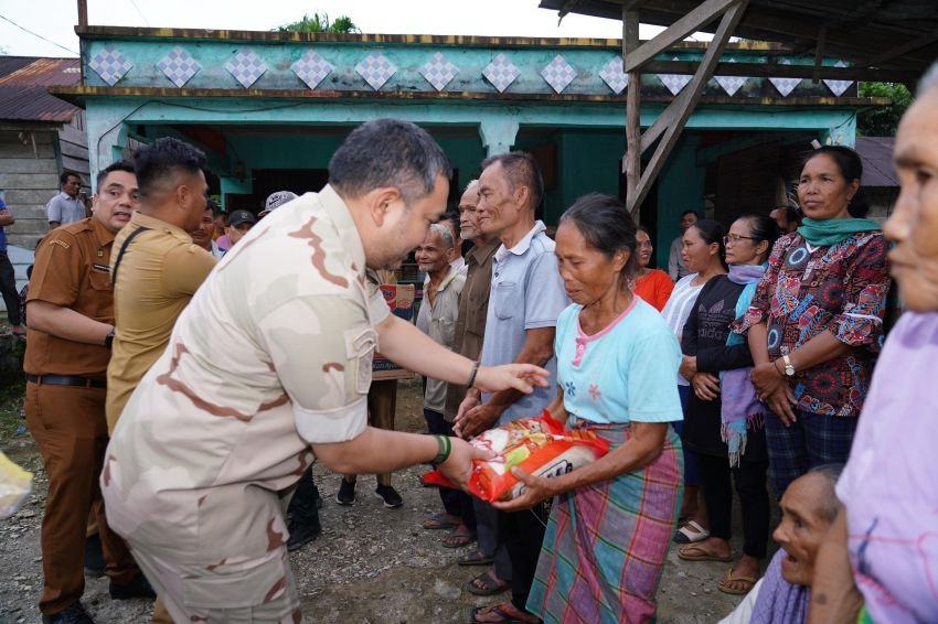 Beras Bantuan Dari Gubsu,Dibagikan Bupati Pakpak Bharat Di Dua Desa Yang Dampak Bencana Alam