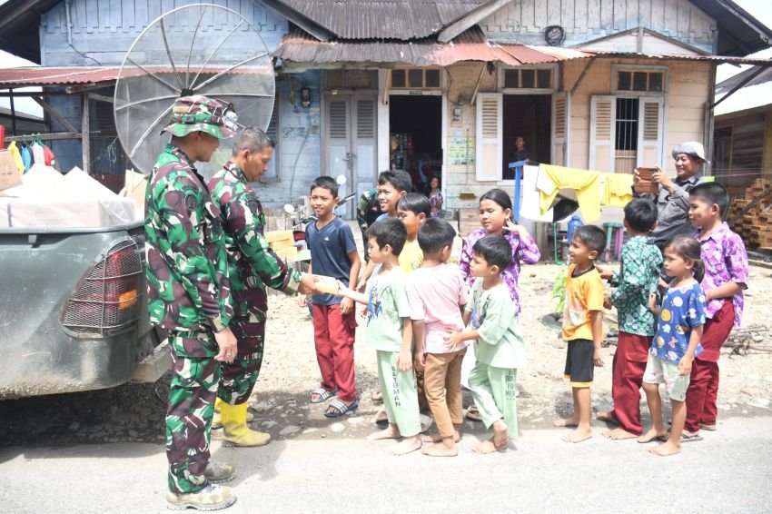 Satgas Arhanud 11/WBY Salurkan Susu Bantuan Presiden RI untuk Anak Korban Banjir dan Longsor di Tapsel