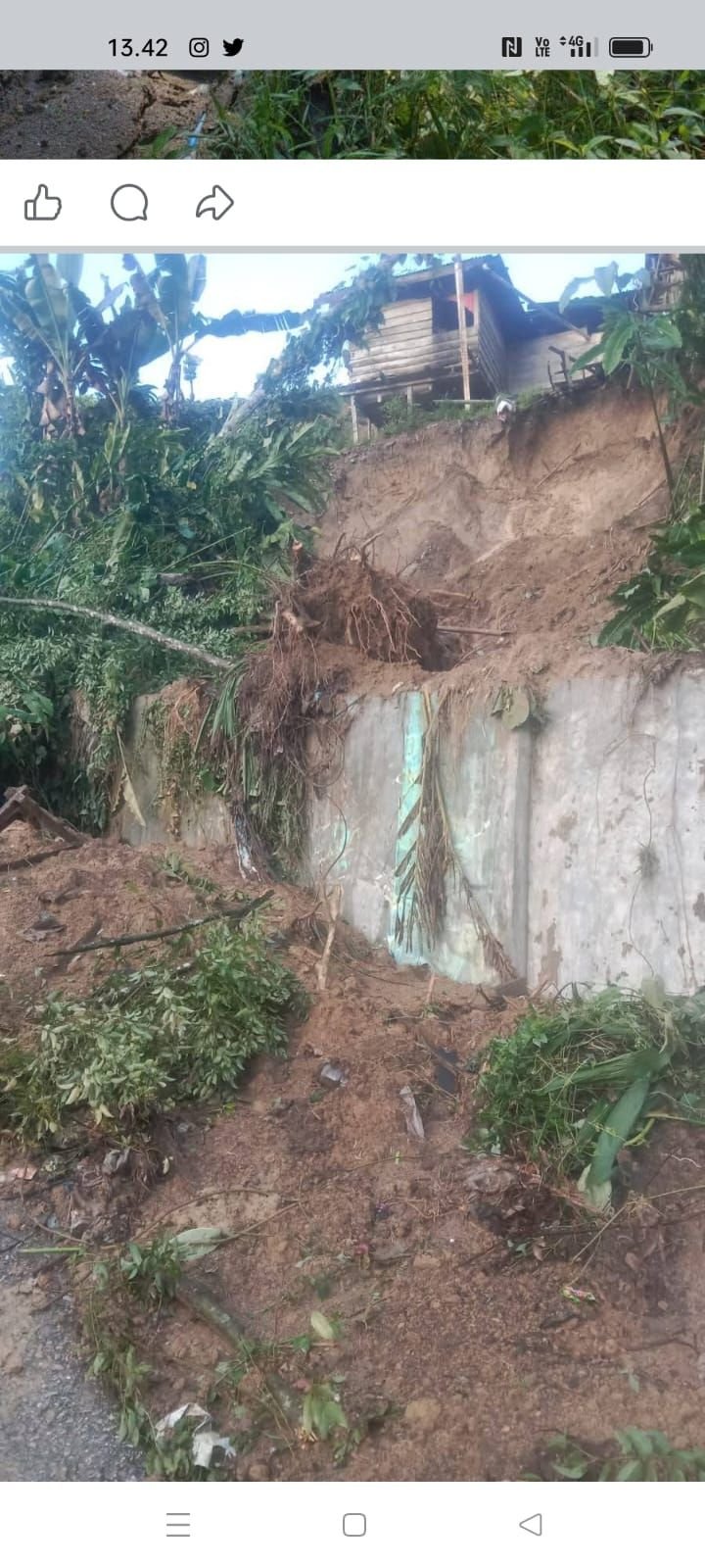 BPBD Kab Pakpak Bharat Bersihkan Tanah Longsor Akses Jalan Utama Desa Perduhapen