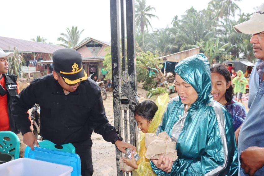 Warga Batu Horing Tapsel Ucapkan Ribuan Terimakasih kepada Sosok AKBP Wira Prayatna dan Segenap Personel Polres Padangsidimpuan juga Relawan