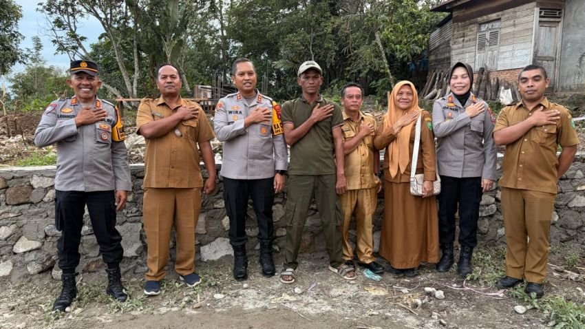 Peduli Pascabanjir, AKBP Wira Prayatna Serahkan Bantuan Material ke Masjid Babussalam Hutaimbaru Padangsidimpuan