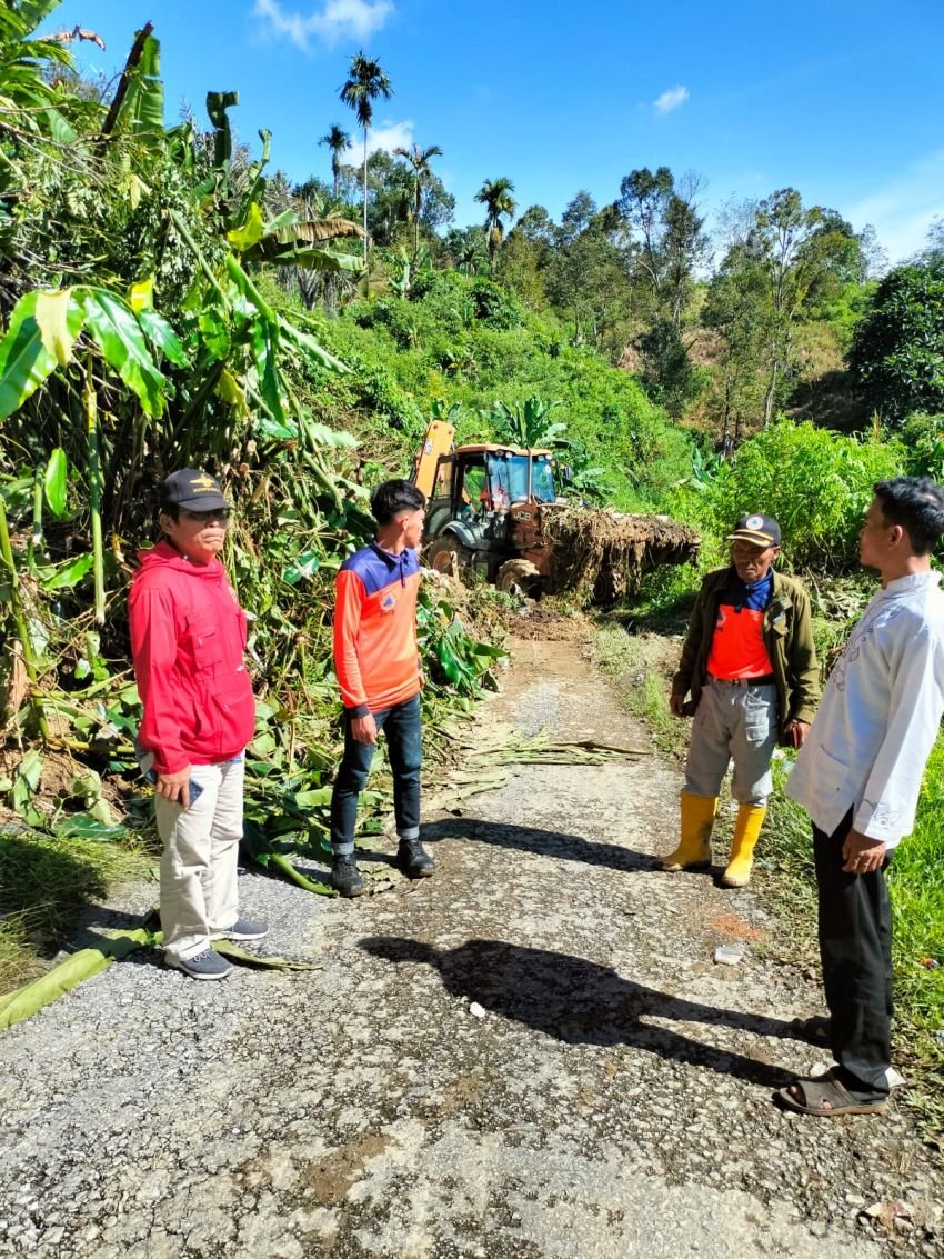 BPBD Kab Pakpak Bharat Bersihkan Tanah Longsor Akses Jalan Utama Desa Perduhapen