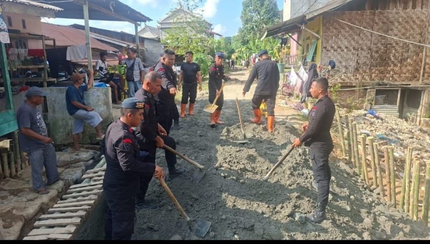 Brimob Polda Sumut Perbaiki Tanggul yang Jebol, Akses Jalan Desa di Langkat Kembali Bisa Dilalui