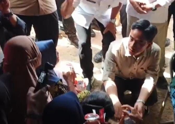Langsung di Lapangan: Wapres Gibran Dengarkan Keluhan Korban Banjir Tapsel dengan Berjongkok