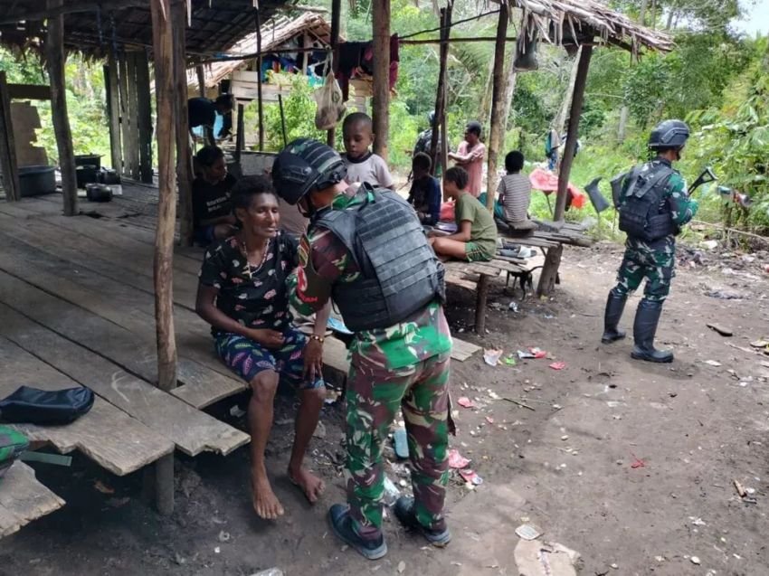 Satgas Yonif 123/Rajawali Gelar Pelayanan Kesehatan Keliling untuk Warga Kampung Wonggi
