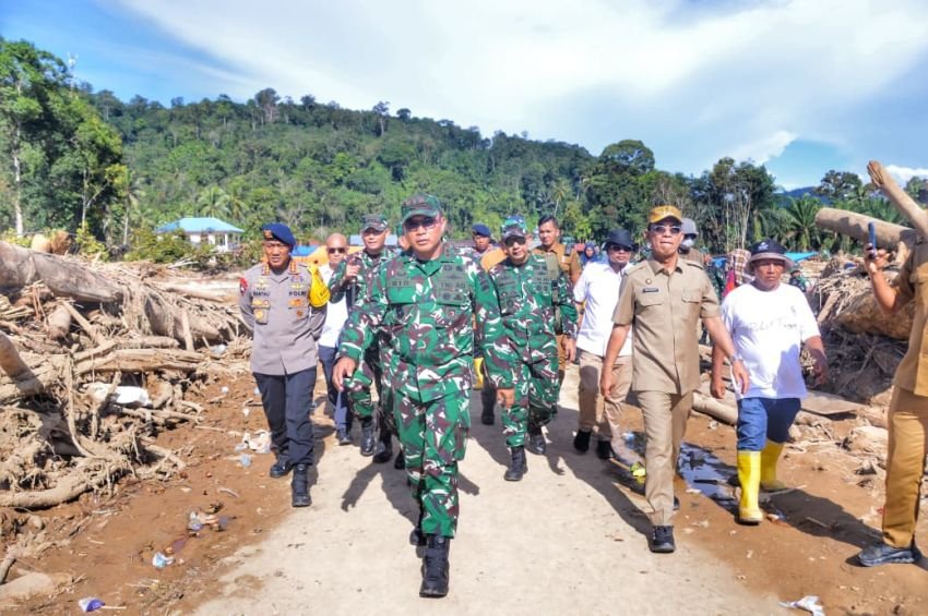 Pangdam I/BB Tinjau Lokasi Banjir Bandang dan Tanah Longsor di Batang Toru