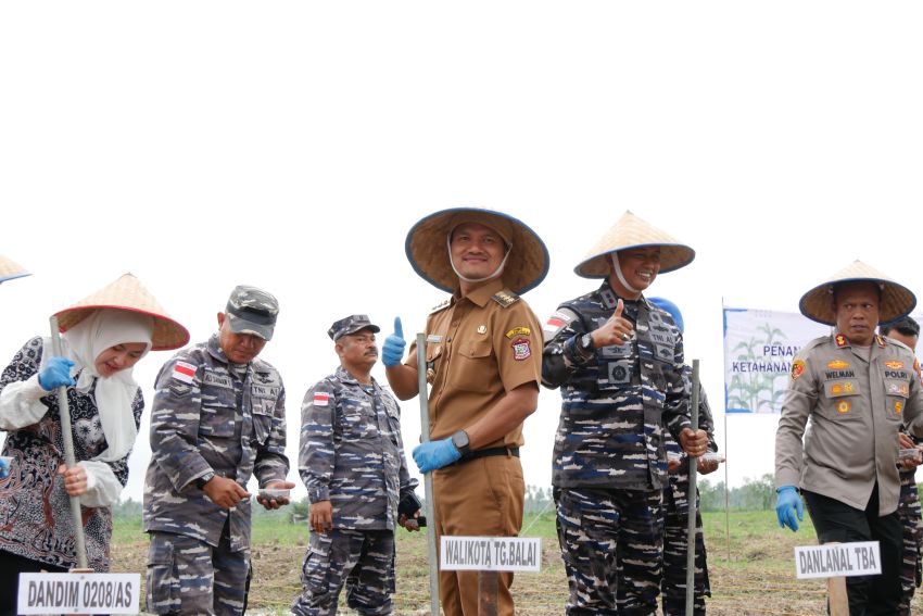 Wali Kota Tanjungbalai dan Forkopimda Tanam Jagung di Lahan Lanal TBA