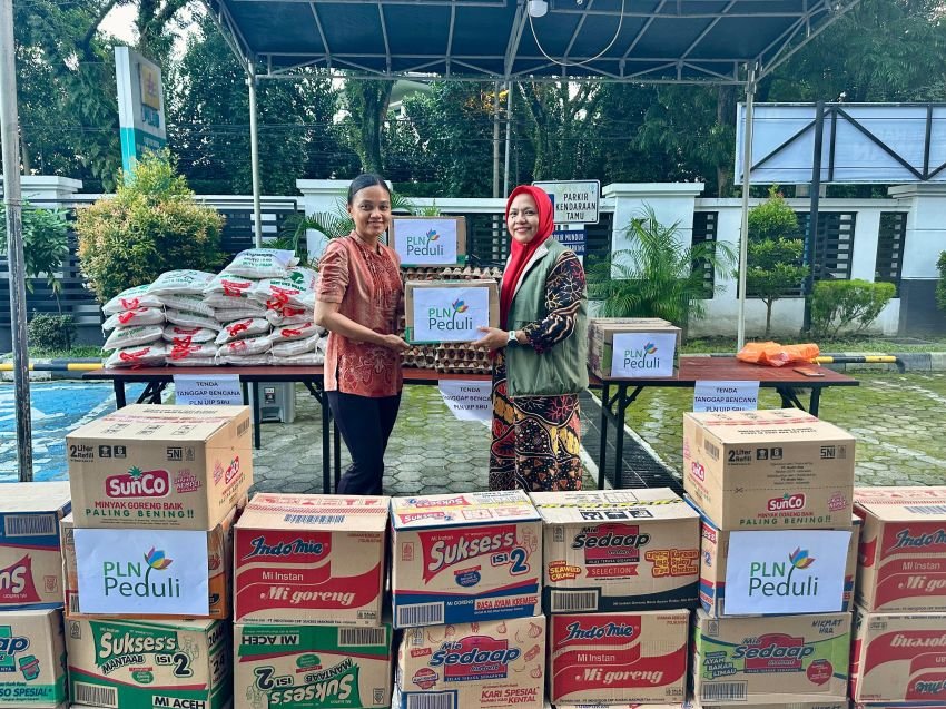 PLN UIP Sumbagut Hadir Bantu Warga Terdampak Banjir Di Medan