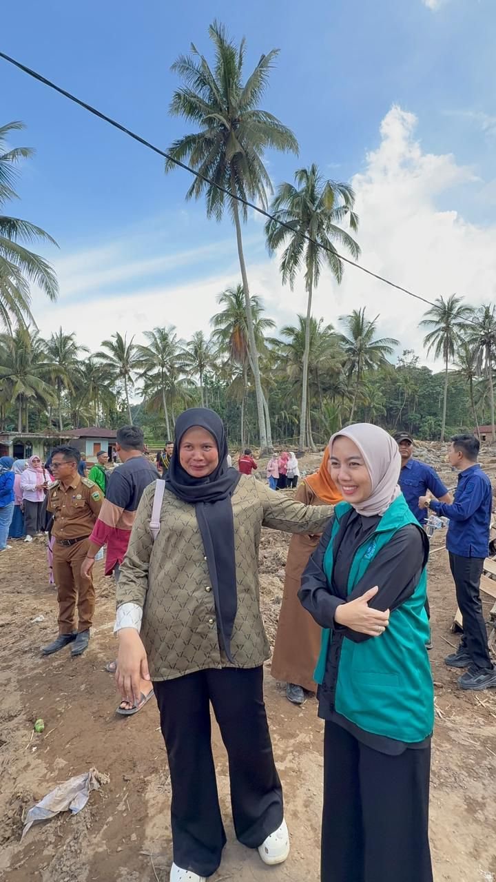 Ketua TP-PKK Kabupaten Solok Dampingi Ketua TP-PKK Kota Sawahlunto Serahkan Bantuan untuk Korban Banjir