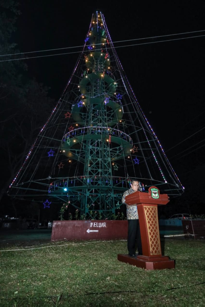 Wali Kota bersama Unsur Forkopimda serta pimpinan gereja bersama-sama menyalakan Pohon yg Terang dalam rangka Menyambut Natal Tahun 2025 dan Tahun Bar