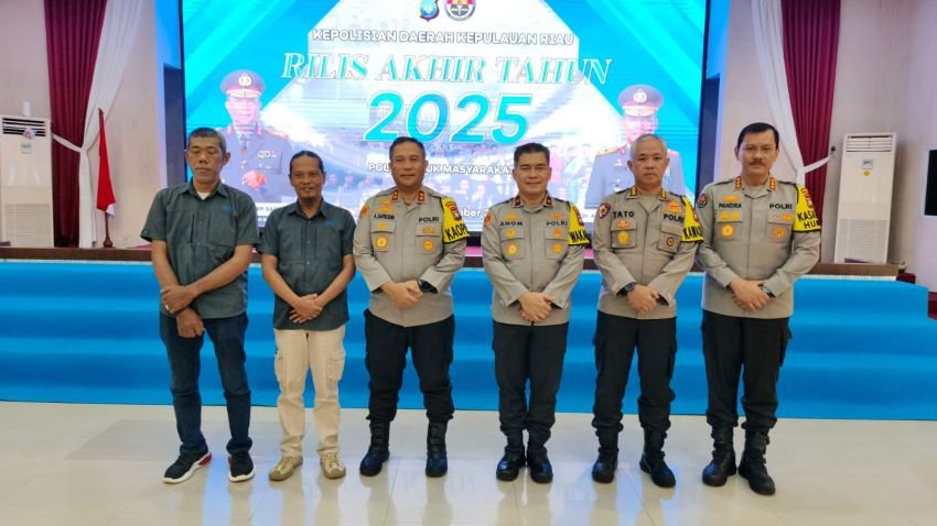 Momen Rilis Akhir Tahun 2025, JMSI Kepri Serahkan Buku 'Tolak Jadi Korban TPPO' ke Kapolda Kepri