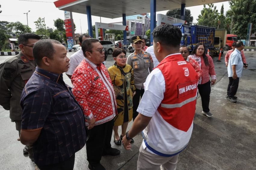 Wali Kota bersama Forkopimda mengunjungi SPBU dalam Proses Pengisian BBM antrian Panjang