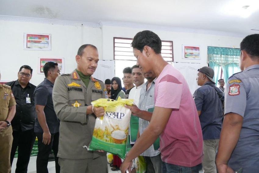 Kartu BPJS Ketenagakerjaan bagi Pekerja Rentan Diserahkan Mahyaruddin Salim