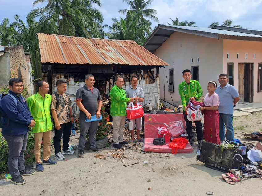 Kadis Sosial Sergai Syari Aldi Tinjau dan Salurkan Bantuan Korban Kebakaran Rumah