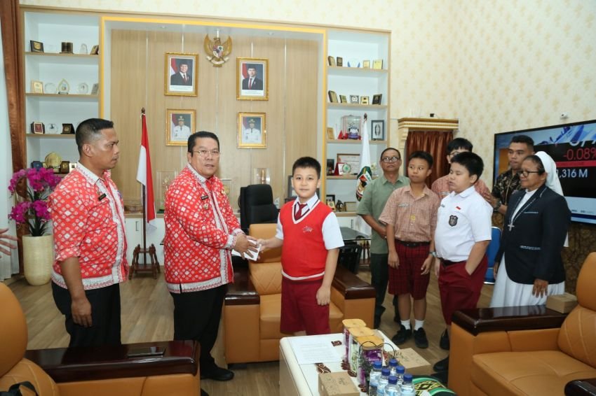 Walikota menerima kehadiran para siswa Berprestasi