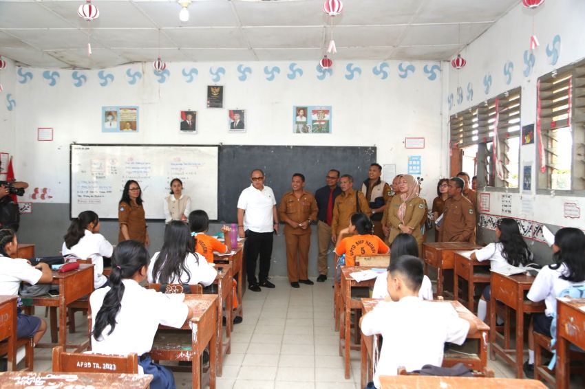Sekda mengunjungi dan meninjau Program Bimbel Tambahan bagi siswa-siswi di SMP Negeri 5 Pematangsiantar