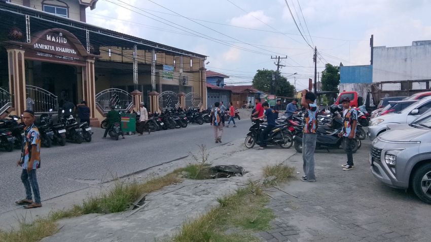 PAC PKN MJA Medan Marelan Lakukan Kegiatan Sosial Menjaga Parkir Kendaraan Jemaah Sholat Jumat