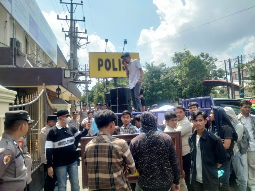 Mahasiswa BEM Sumut Geruduk Mapolrestabes Medan, Polisi Diminta Usut Tuntas Pembakar Mobil Advokat Diduga Dilakukan Suruhan Oknum Anggota DPRD Deli Se