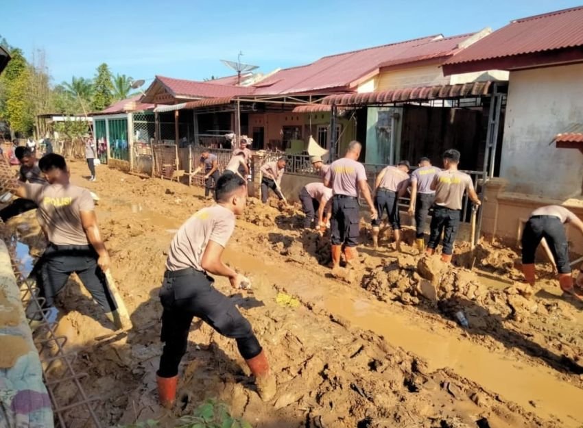 Polri Hadir Bersama Warga, Personel Polda Sumut Bersihkan Selokan dan Lingkungan di Tapanuli Tengah