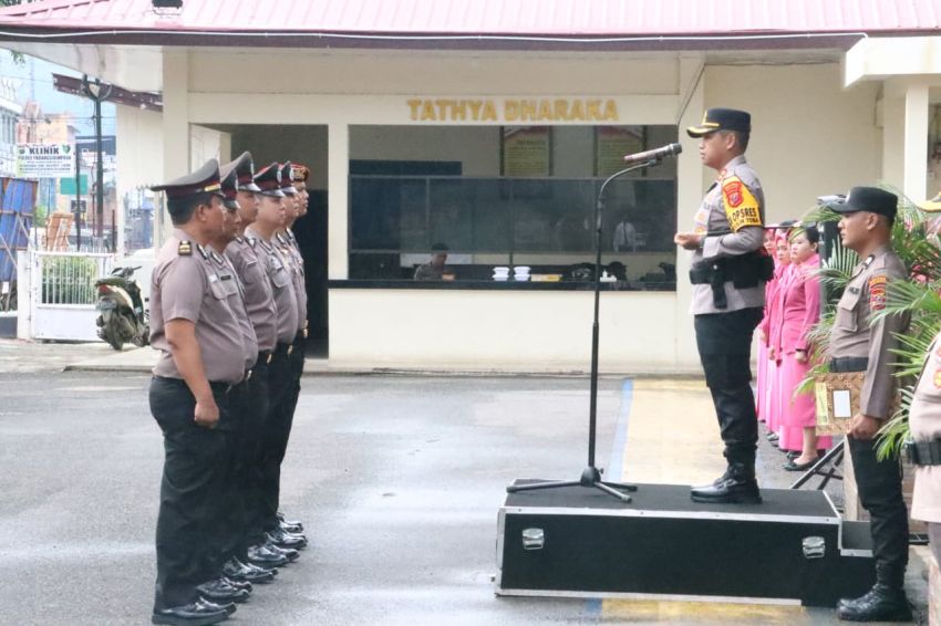 Upacara Kenaikan Pangkat Di Mako Polres Padangsidimpuan, AKBP Wira Prayatna : Pangkat Baru, Tanggung Jawab Bertambah