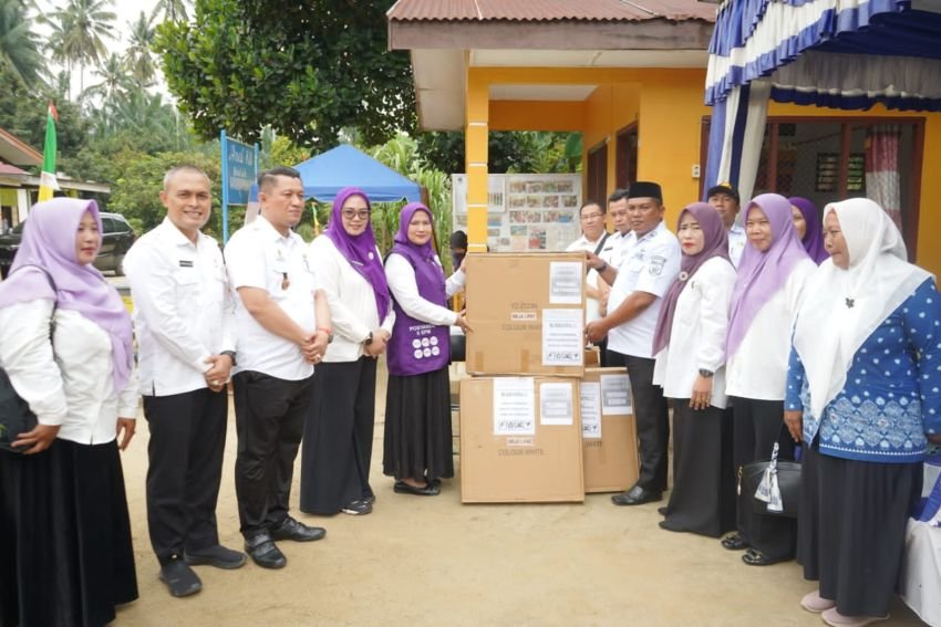 Ketua Tim Pembina Posyandu Asahan Serahkan Bantuan Meja dan Kursi untuk Posyandu