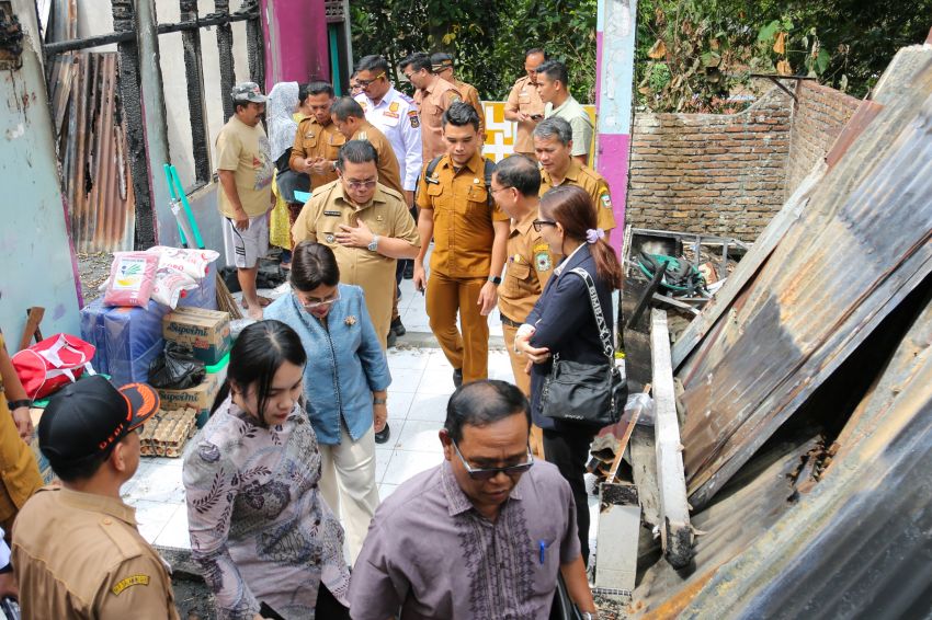 Wali kota menyerahkan bantuan kepada keluarga Sulfan Solihin korban kebakaran