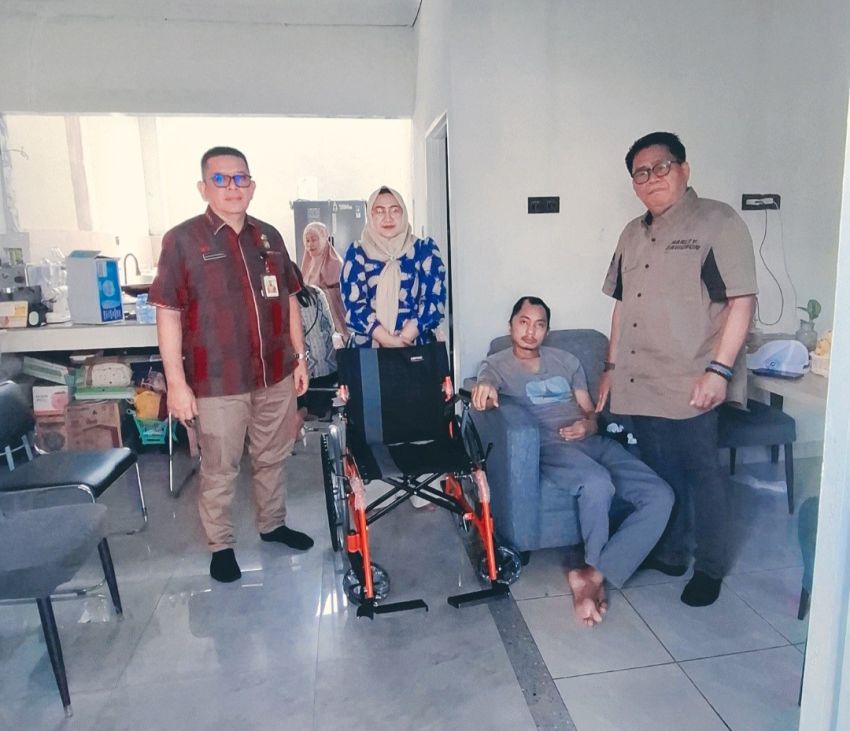 Respons Cepat Wali Kota Medan, Bantuan Kursi Roda Diserahkan kepada Ari Prasetyo