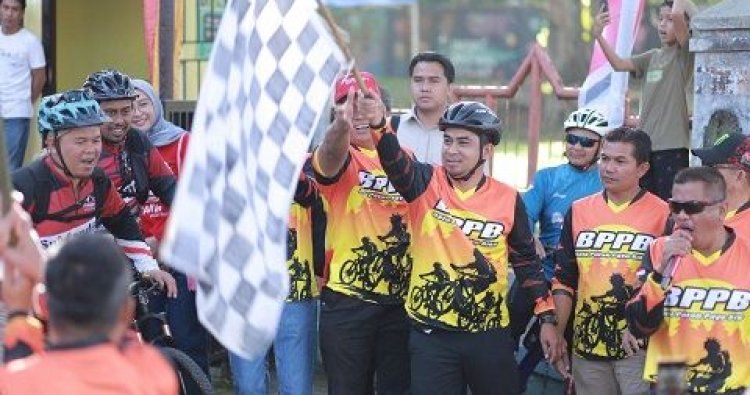Wali Kota Solok, Dr. Ramadhani Kirana Putra, Secara Resmi Melepas Para Peserta Gowes Adventure