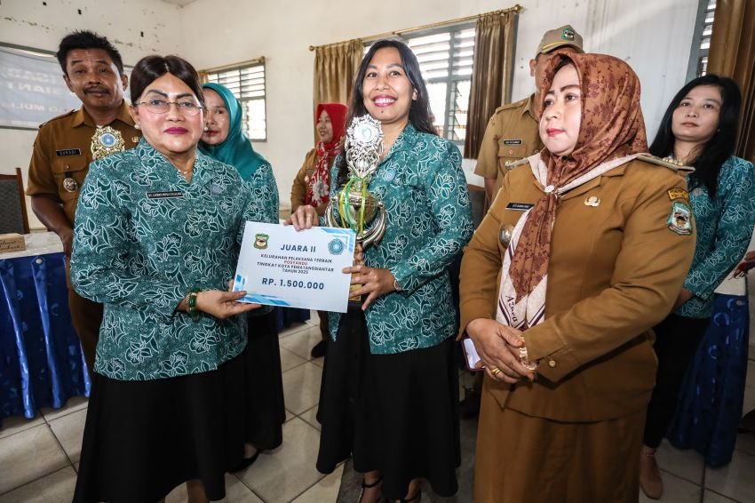 Penyerahan hadiah Lomba PKK Tingkat Kota Pematangsiantar. Penyerahan hadiah
