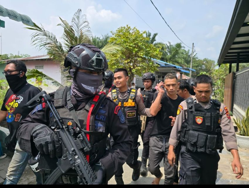 Brimob Polda Sumut dan BNN Gerebek Kampung Narkoba di Percut Sei Tuan