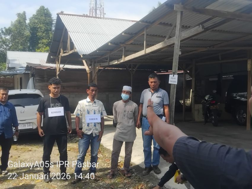 POLRES Pasaman Barat menggelar rekonstruksi ulang Kasus pembunuhan Meri di jorong durian tigo batang.
