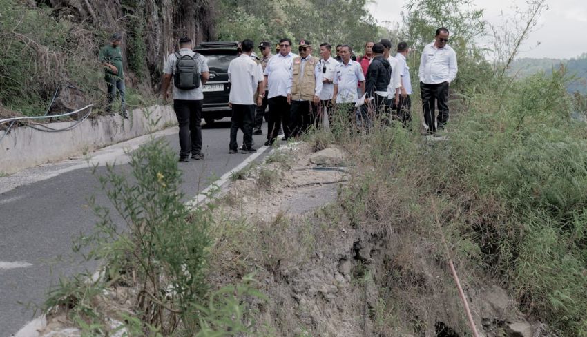 Bupati Simalungun Tinjau Jalan Longsor di Haranggaol: Gerak Cepat untuk Jalan Vital